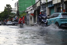 Chủ tịch TPHCM ra chỉ đạo sau cơn mưa đầu mùa khiến nhiều nơi ngập sâu