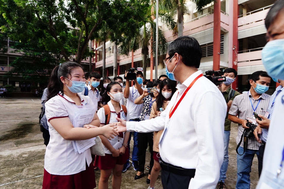 Thứ trưởng Bộ GDĐT Nguyễn Văn Phúc kiểm tra thi, động viên thí sinh TPHCM - 3 Thứ trưởng Bộ GDĐT Nguyễn Văn Phúc kiểm tra thi, động viên thí sinh TPHCM - 3