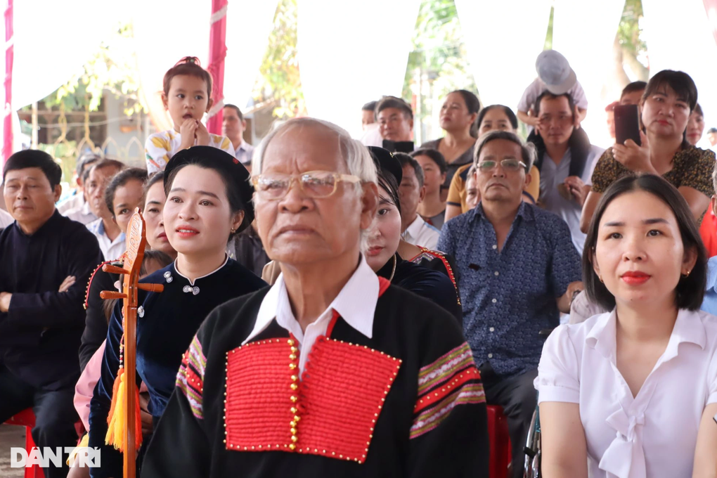 Bà con các dân tộc đoàn kết để bảo vệ sự bình yên của buôn làng - 1 Bà con các dân tộc đoàn kết để bảo vệ sự bình yên của buôn làng - 1