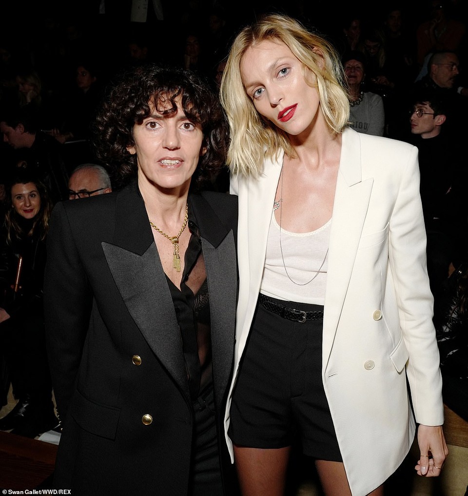 Kaia Gerber khoe ngực căng đầy trên sàn catwalk - 22 Kaia Gerber khoe ngực căng đầy trên sàn catwalk - 22