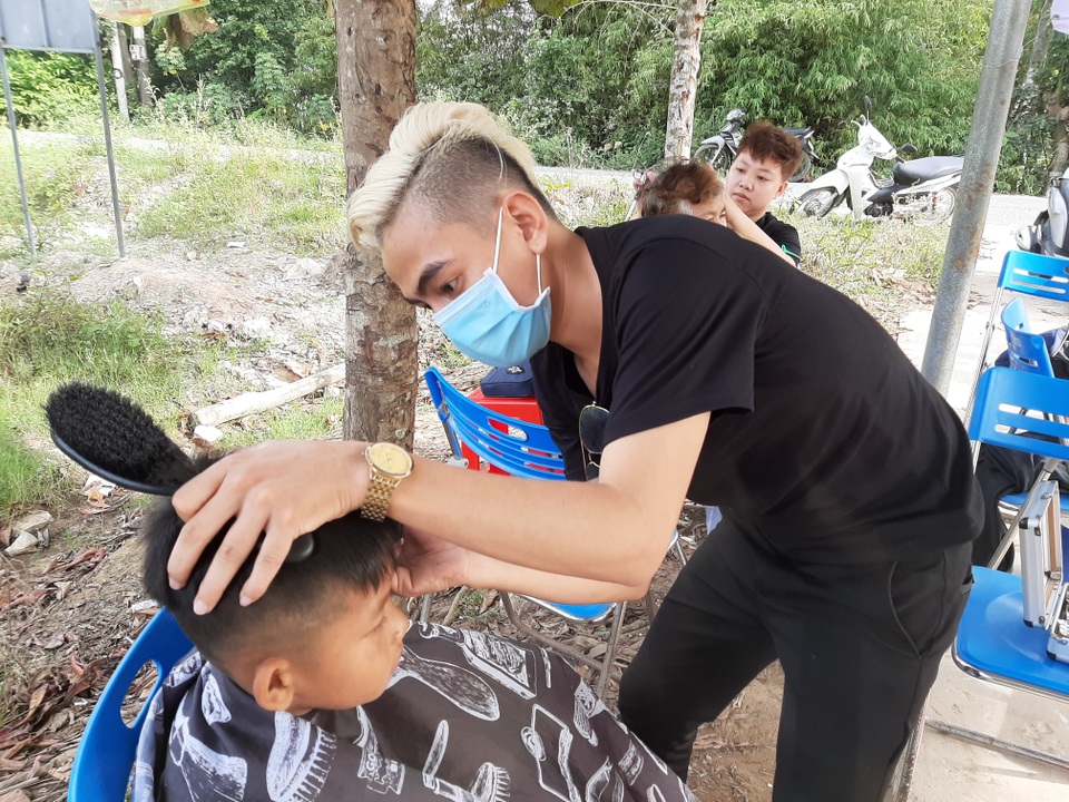 Sóc Trăng: Nhóm thợ trẻ làm tóc miễn phí cho người nghèo đón Tết - 3 Sóc Trăng: Nhóm thợ trẻ làm tóc miễn phí cho người nghèo đón Tết - 3