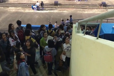 Các fan nữ cuồng nhiệt khi gặp thần tượng U23 Việt Nam