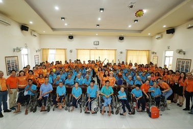 Chia sẻ niềm vui đến các cụ già neo đơn