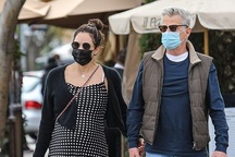 Katharine McPhee bế bụng bầu ra phố cùng chồng hơn 35 tuổi