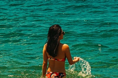 Văn Mai Hương lần đầu chụp hình với bikini