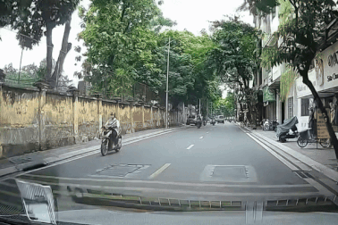 Ô tô chạy lấn làn ngược chiều để vượt, xô người đi xe máy bật ngửa