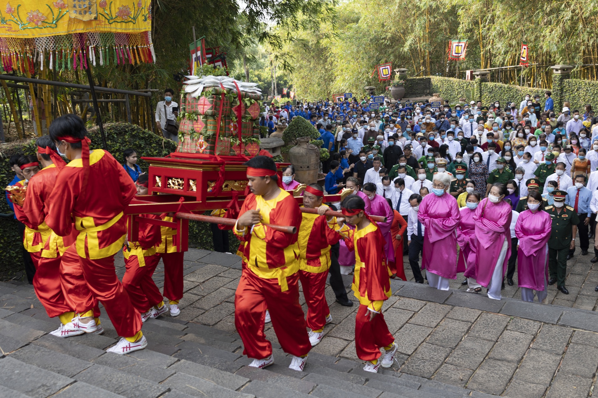 Hàng nghìn người dân tham gia nghi lễ rước kiệu Giỗ tổ Hùng Vương tại TPHCM - 1 Hàng nghìn người dân tham gia nghi lễ rước kiệu Giỗ tổ Hùng Vương tại TPHCM - 1