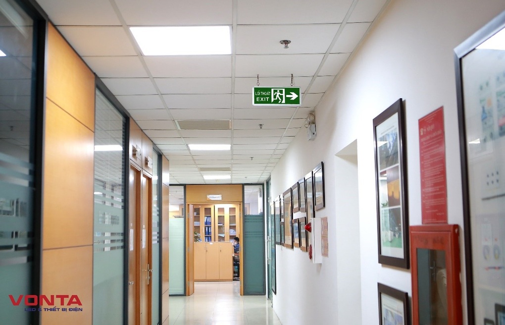 Vì sao đèn EXIT VONTA là lựa chọn hàng đầu cho chỉ dẫn an toàn tại các công trình? - 6 Vì sao đèn EXIT VONTA là lựa chọn hàng đầu cho chỉ dẫn an toàn tại các công trình? - 6