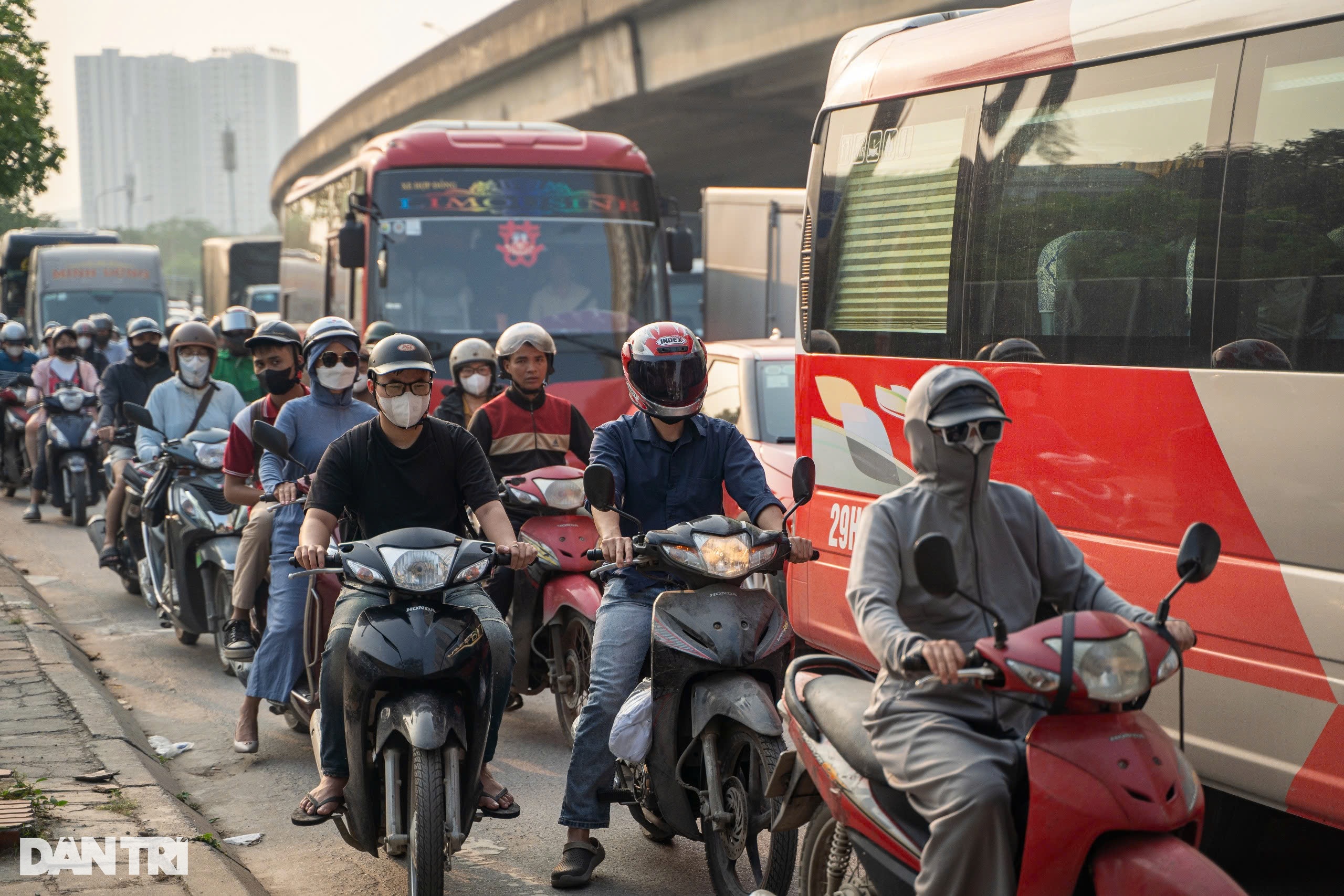 Đông nghịt người về quê nghỉ lễ 30/4, Vành đai 3 trên cao ùn tắc hơn 5km - 12 Đông nghịt người về quê nghỉ lễ 30/4, Vành đai 3 trên cao ùn tắc hơn 5km - 12