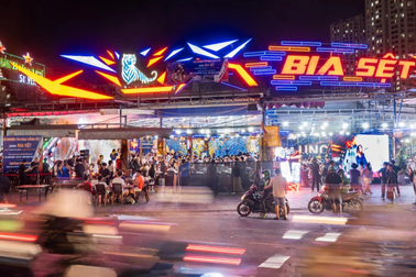 Khách hàng đổ về quận 7, TPHCM tạo nên đêm tiệc tất niên khó quên