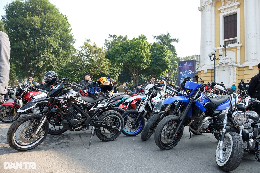 Người chơi mô-tô tại Hà Nội xuống phố tụ họp chào xuân Giáp Thìn - 3