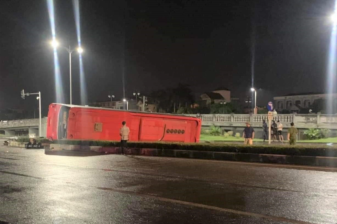 Xe khách lật trên đường phố Ninh Bình, ít nhất 4 người tử vong - 3 Xe khách lật trên đường phố Ninh Bình, ít nhất 4 người tử vong - 3