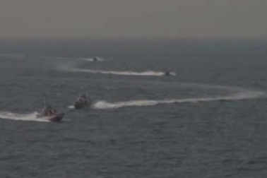 Hải quân Mỹ bắn cảnh cáo tàu Iran quấy rối