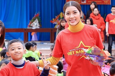 Diễn viên 9X xinh đẹp mang Tết sớm đến với học trò nghèo vùng cao