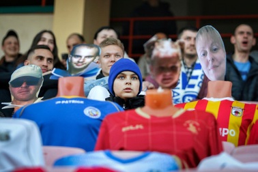 Hài hước với cách cổ vũ bóng đá ảo giữa mùa dịch Covid-19