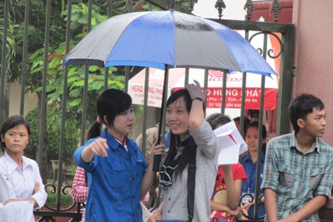 Ấm áp những hình ảnh tiếp sức dưới mưa