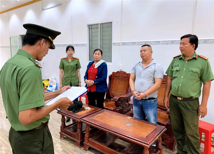 Cơ quan An ninh điều tra Công an tỉnh Bạc Liêu tống đạt Quyết định khởi tố, bắt tạm giam đối với Phan Công Quốc (áo thun xám).