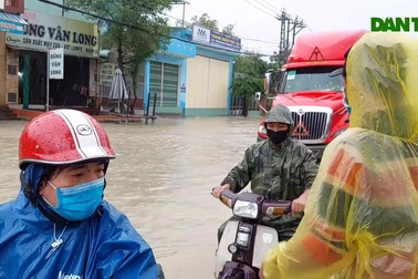 Nước lũ "bủa vây" nhiều khu dân cư, quốc lộ 1A ngập sâu ở Bình Định