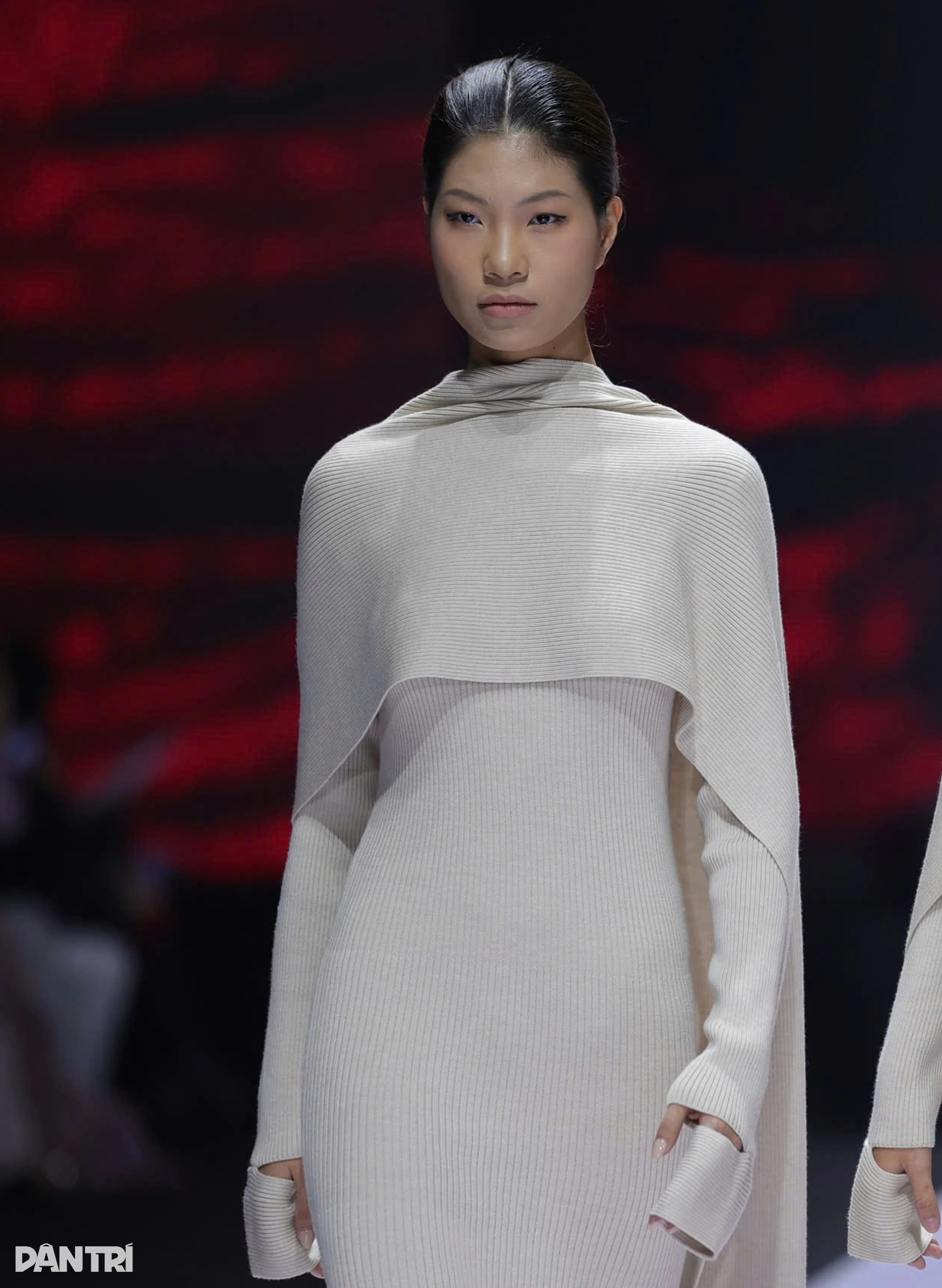 Top 4 Next Top Model đọ dáng trên sàn catwalk, Mai Hoa phục hồi sau cú ngã - 9