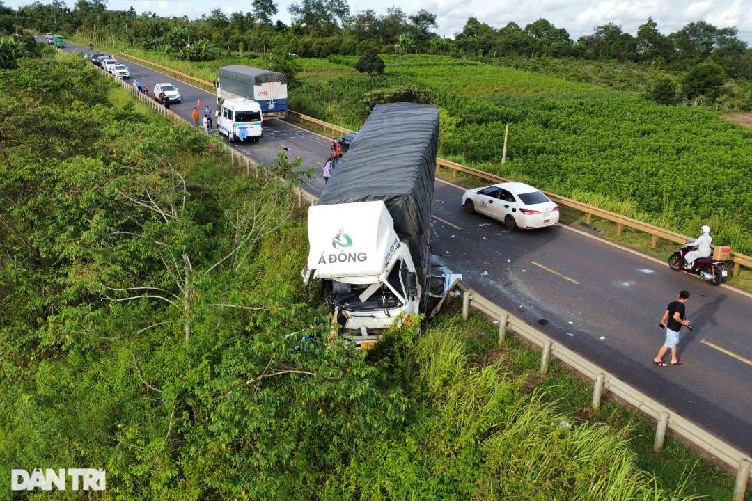 Xe khách bẹp dúm sau vụ tai nạn, nhiều người thương vong - 1