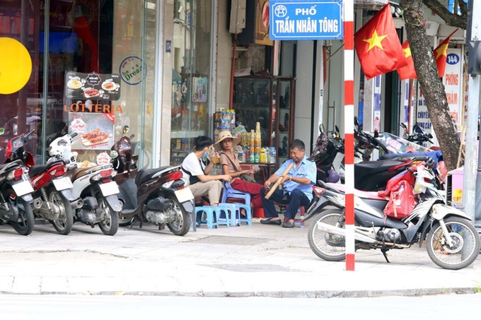 Hà Nội: Quán ăn, trà đá lấn chiếm vỉa hè bất chấp lệnh cấm - Ảnh 3. Hà Nội: Quán ăn, trà đá lấn chiếm vỉa hè bất chấp lệnh cấm - Ảnh 3.
