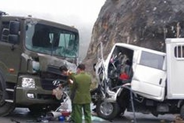 Xe chở phạm nhân va chạm với xe quân đội, 1 người chết, 5 người bị thương
