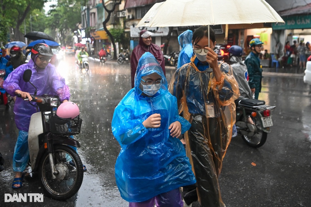 Học sinh Hà Nội làm bài thi cuối cùng vào lớp 10 không chuyên - 1 Học sinh Hà Nội làm bài thi cuối cùng vào lớp 10 không chuyên - 1