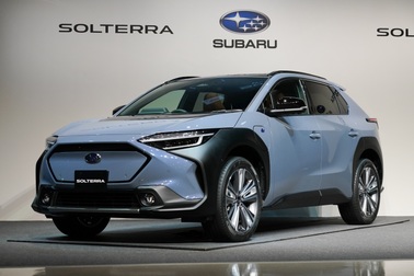 Subaru ra mắt xe điện đầu tiên Solterra SUV