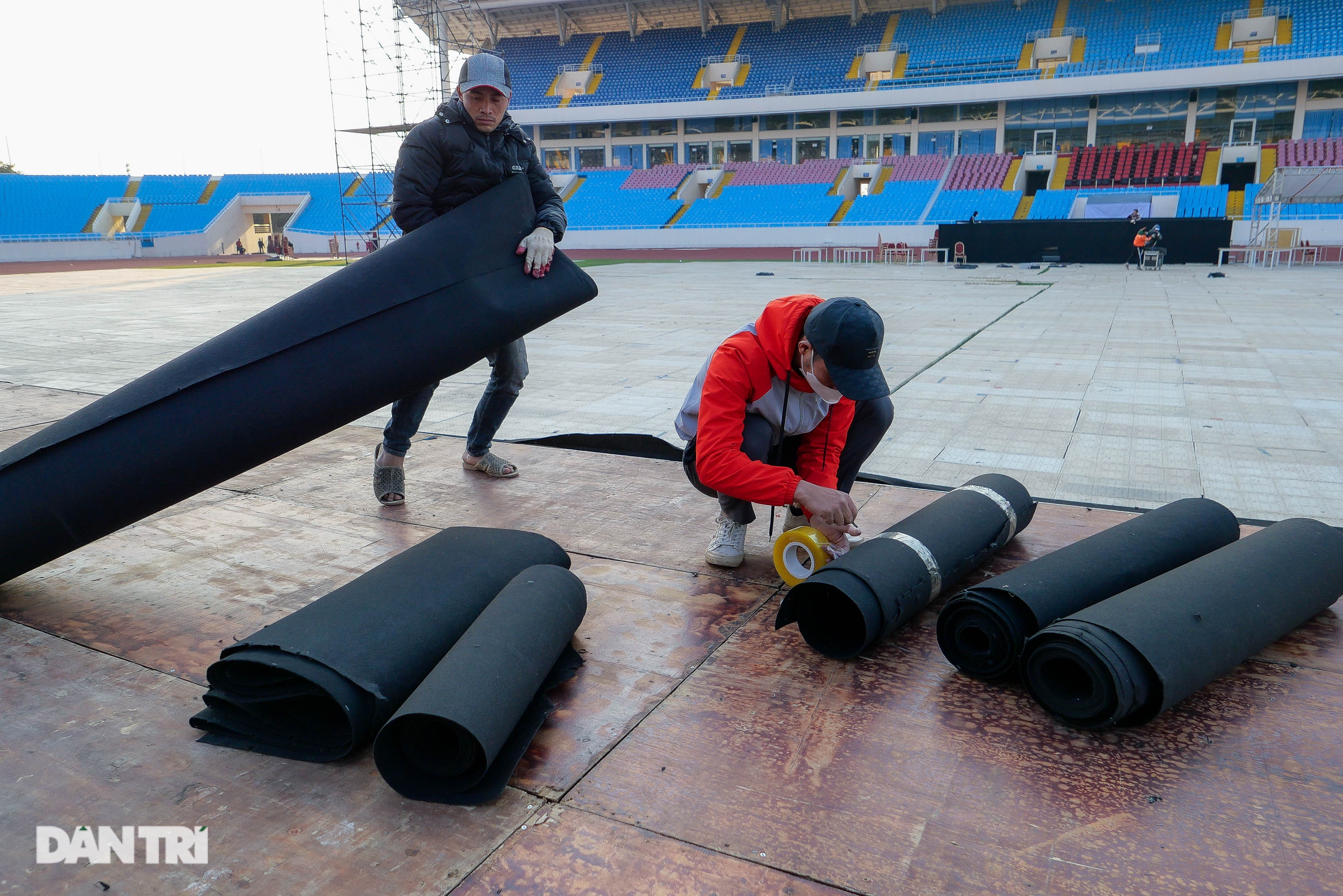 កម្មវិធី K-pop ត្រូវបានលុបចោល៖ កម្មករបានរុះរើប្រព័ន្ធសំឡេង និងភ្លើងយ៉ាងលឿន - ២ Hủy show K-pop: Công nhân vội tháo dỡ hệ thống âm thanh, ánh sáng - 2