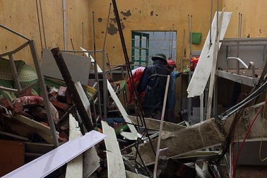 Lốc xoáy cuốn tung nóc nhà bán trú đúng giờ cơm tối của học sinh Na Rì