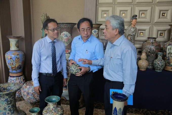 Lãnh đạo tỉnh Đồng Nai thăm quan các gian hàng gốm Biên Hoà-Đồng Nai.