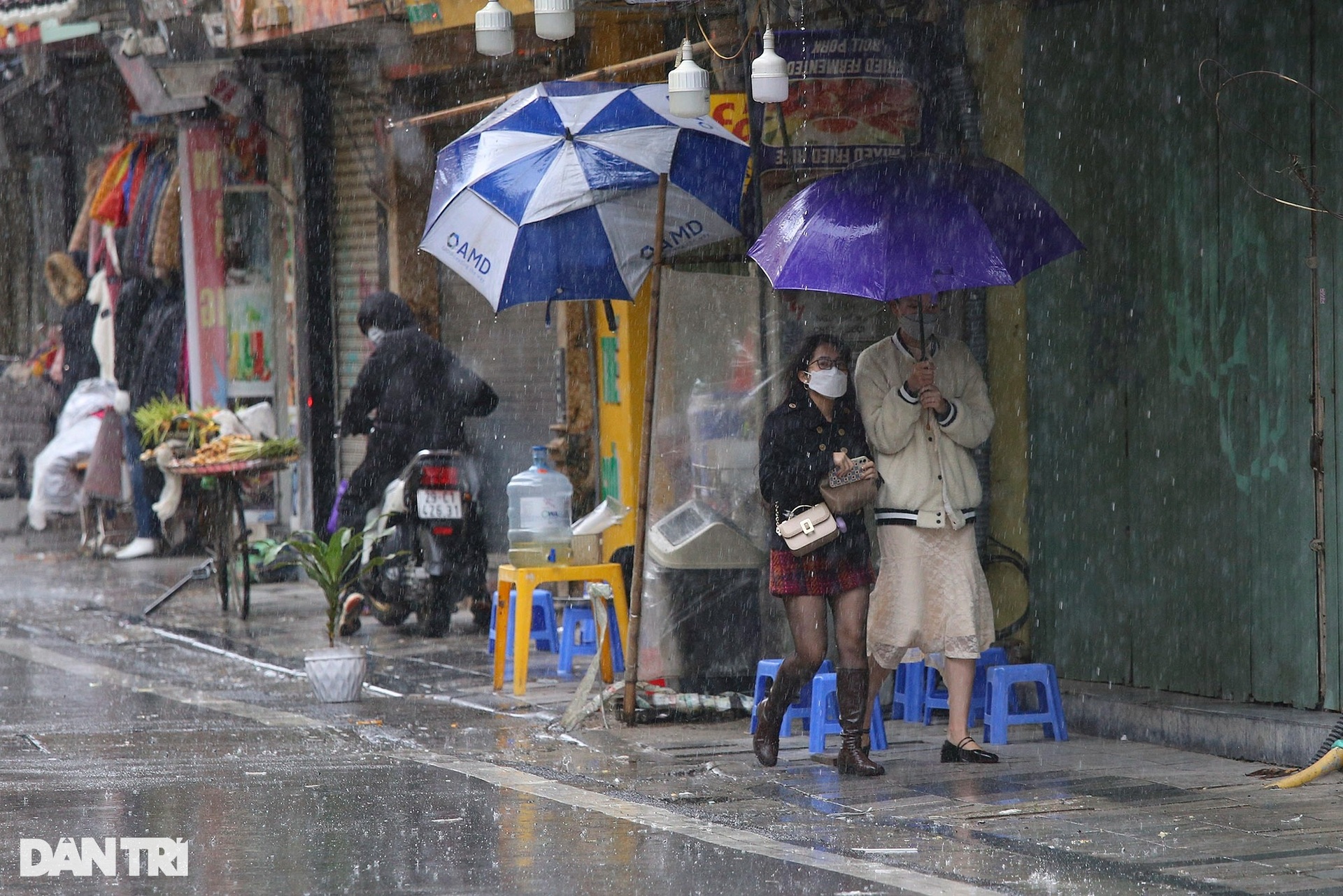 Mưa rét khiến cuộc sống của người dân Hà Nội gặp nhiều khó khăn - 3 Mưa rét khiến cuộc sống của người dân Hà Nội gặp nhiều khó khăn - 3