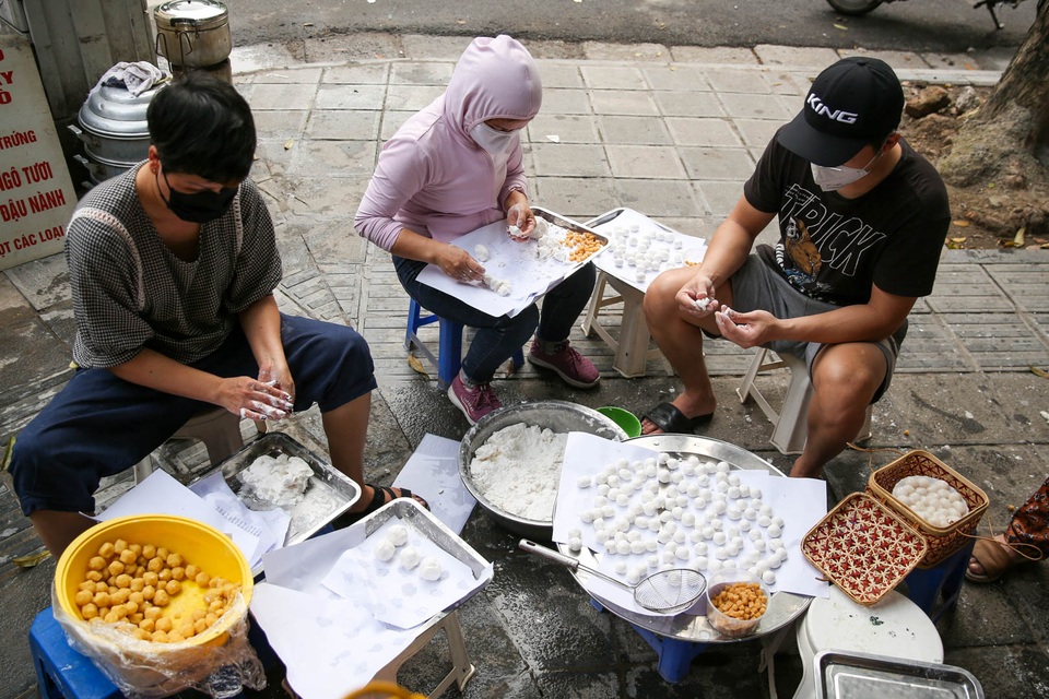 Đeo khẩu trang, cầm nước rửa tay đến xếp hàng mua bánh trôi - 9 Đeo khẩu trang, cầm nước rửa tay đến xếp hàng mua bánh trôi - 9