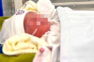 Trích xuất camera tìm người bỏ rơi bé gái ở cầu treo