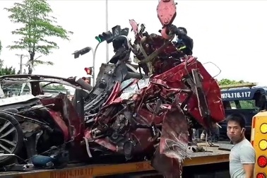 Xe container nghiền nát xe con trên phố Hà Nội, 3 người tử vong tại chỗ