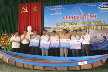Trao 70 thuyền cứu hộ cho người dân miền Trung