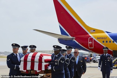 Phi công Mỹ lái máy bay đưa hài cốt cha từng tham chiến ở Việt Nam hồi hương