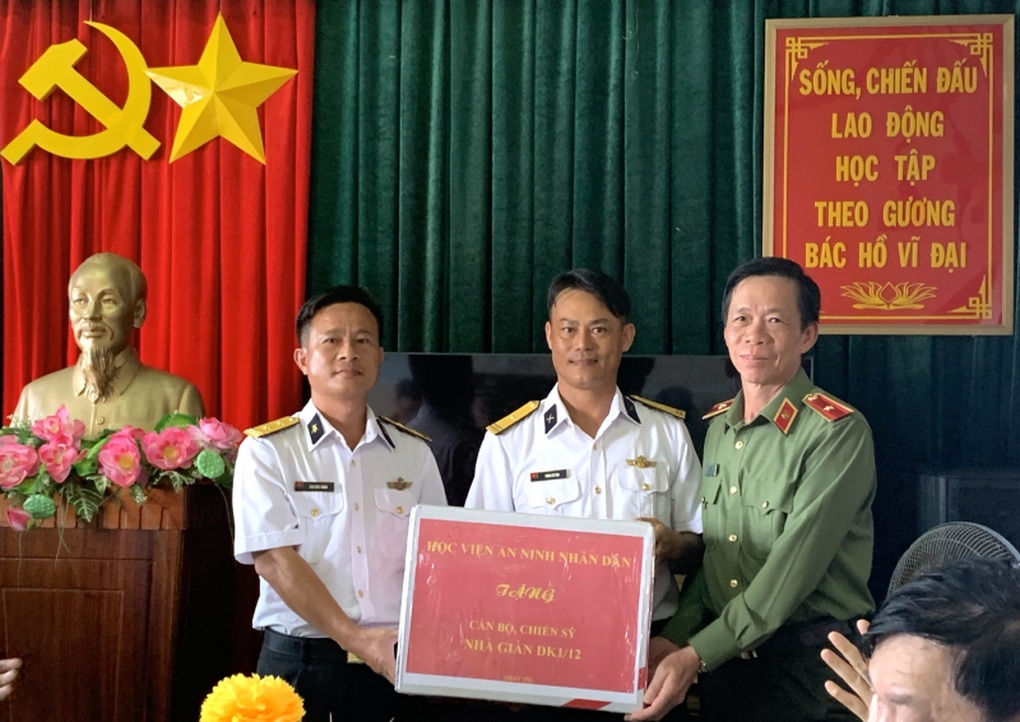 Chuyện ở nhà giàn và tình người giữa biển khơi - 2 Chuyện ở nhà giàn và tình người giữa biển khơi - 2