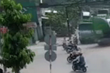 Xe ben vào cua cán một gia đình, bé trai 4 tuổi tử vong thương tâm