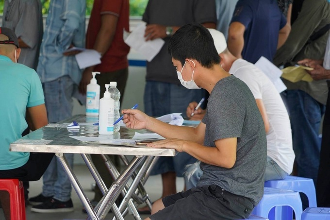 Người dân khai báo y tế tại tại chốt kiểm soát cầu Bạch Đằng. Nguồn: Vietnamnet