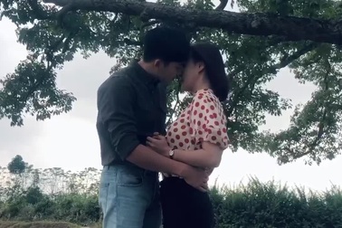 Hậu trường cảnh hôn gây "sốt" của Khoa và Uyên