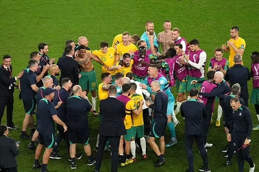 Khiến Đan Mạch về nước sớm, đội tuyển Australia nhận "mưa lời khen"