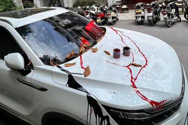 Xế hộp bị tạt sơn loang lổ trên phố Hà Nội