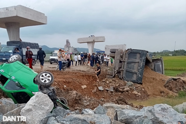 Tài xế xe "hổ vồ" mất lái tông loạt phương tiện