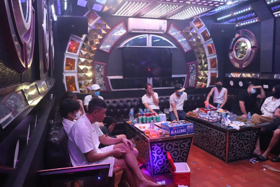 14 dân chơi tụ tập bay lắc trong đại dịch - 2 14 dân chơi tụ tập bay lắc trong đại dịch - 2