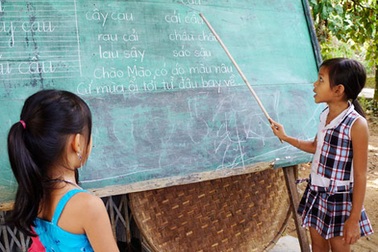 Ngỡ ngàng cô bé 8 tuổi dạy học miễn phí