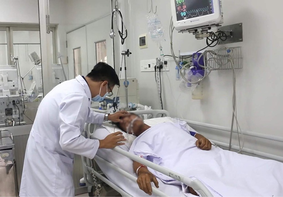 Vụ ôm rắn hổ mang chúa đi cấp cứu: Sức khỏe nạn nhân diễn biến phức tạp - 1 Vụ ôm rắn hổ mang chúa đi cấp cứu: Sức khỏe nạn nhân diễn biến phức tạp - 1