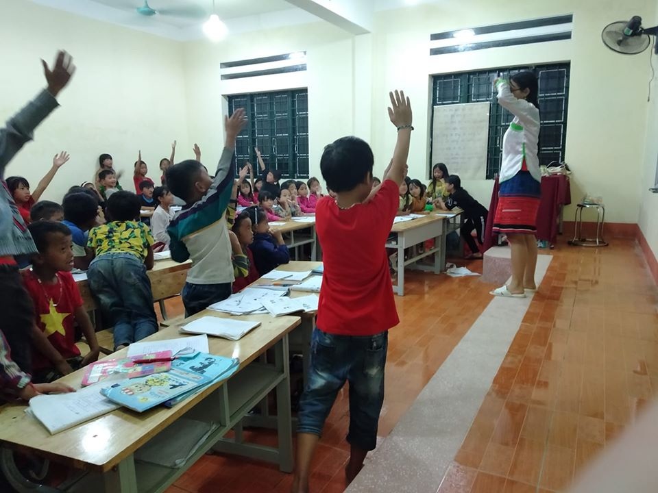 Nữ chủ nhiệm CLB sinh viên HMông mở lớp dạy tiếng Anh miễn phí - 2 Nữ chủ nhiệm CLB sinh viên HMông mở lớp dạy tiếng Anh miễn phí - 2
