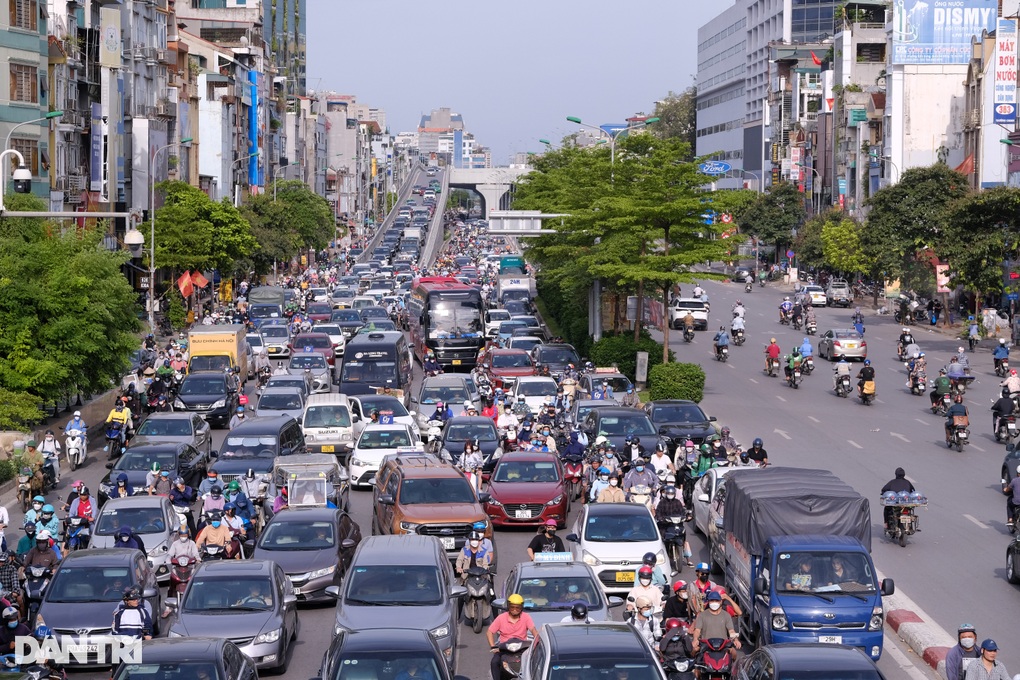 Vác xe, chạy ngược chiều vượt điểm nóng giao thông vừa phân luồng - 7