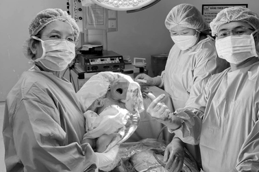 Cấp cứu thai nhi bị đẩy lệch sang một bên bụng mẹ vì khối u 1,5kg